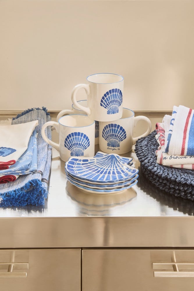 Steingutbecher mit Muschelmotiv, weiß/blau