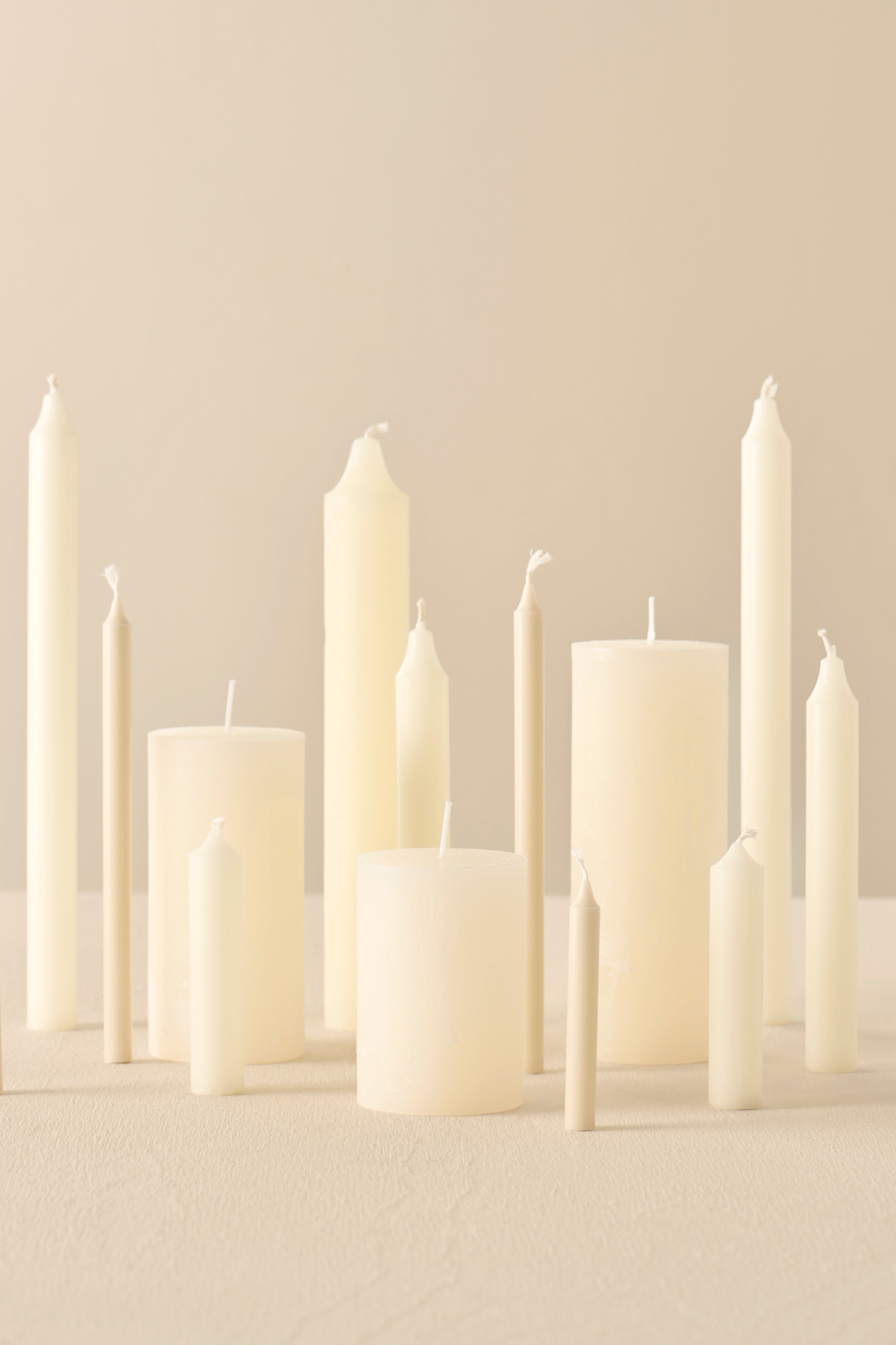 Dünne hohe Kerze graunatur