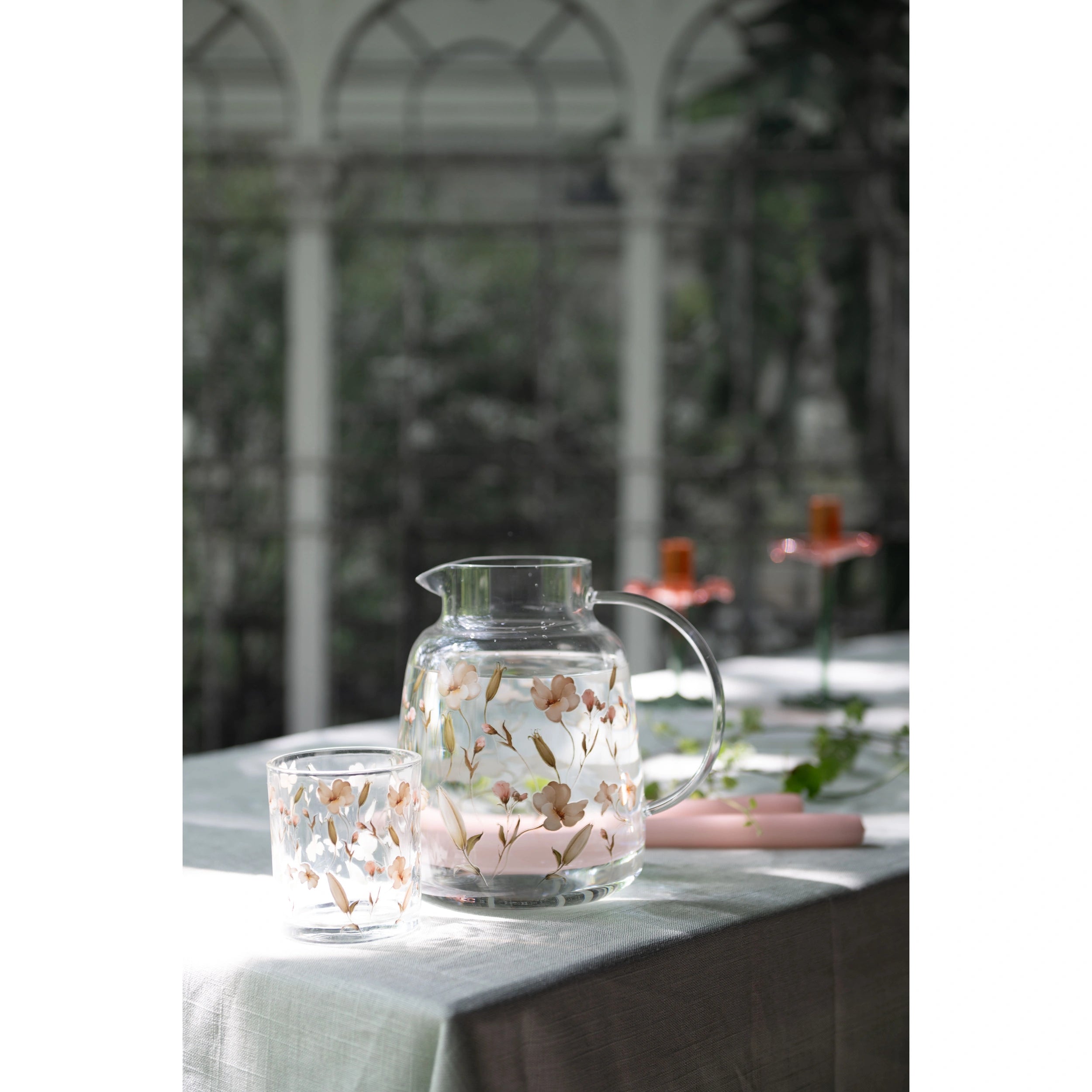 Glas mit Blumenmuster