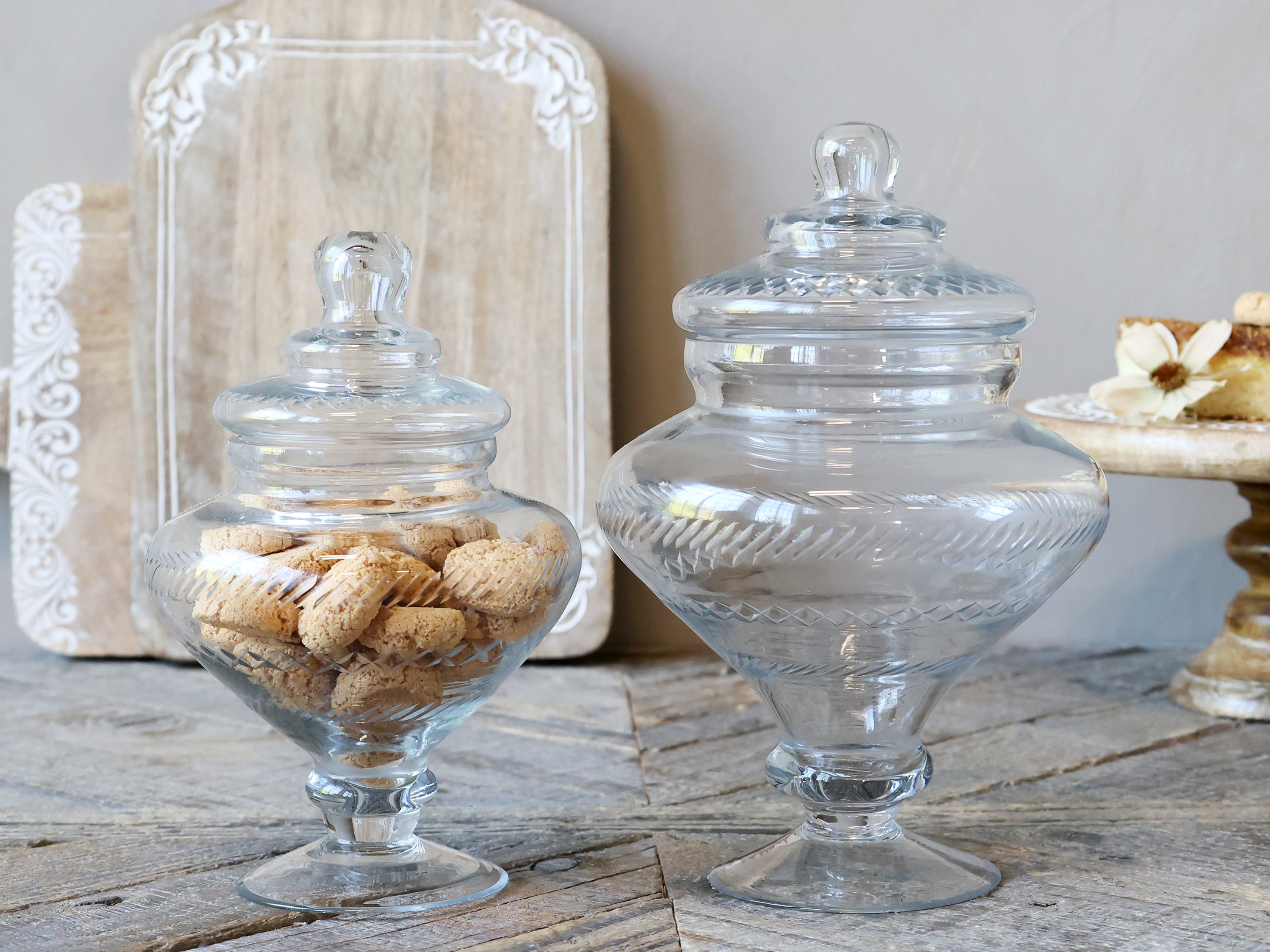 Glasgefäss mit Deckel auf Fuss gross – Mood Home Decor