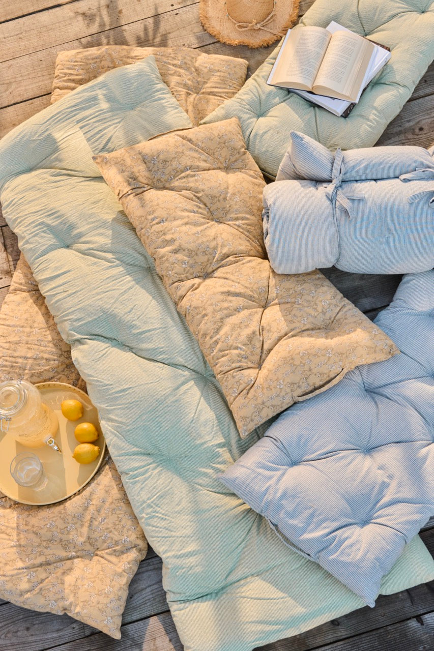 Stuhlkissen Charly mit dünnen dunkelblauen Streifen