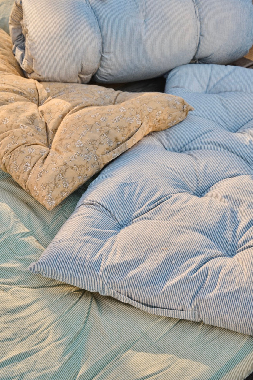 Stuhlkissen Charly mit dünnen dunkelblauen Streifen