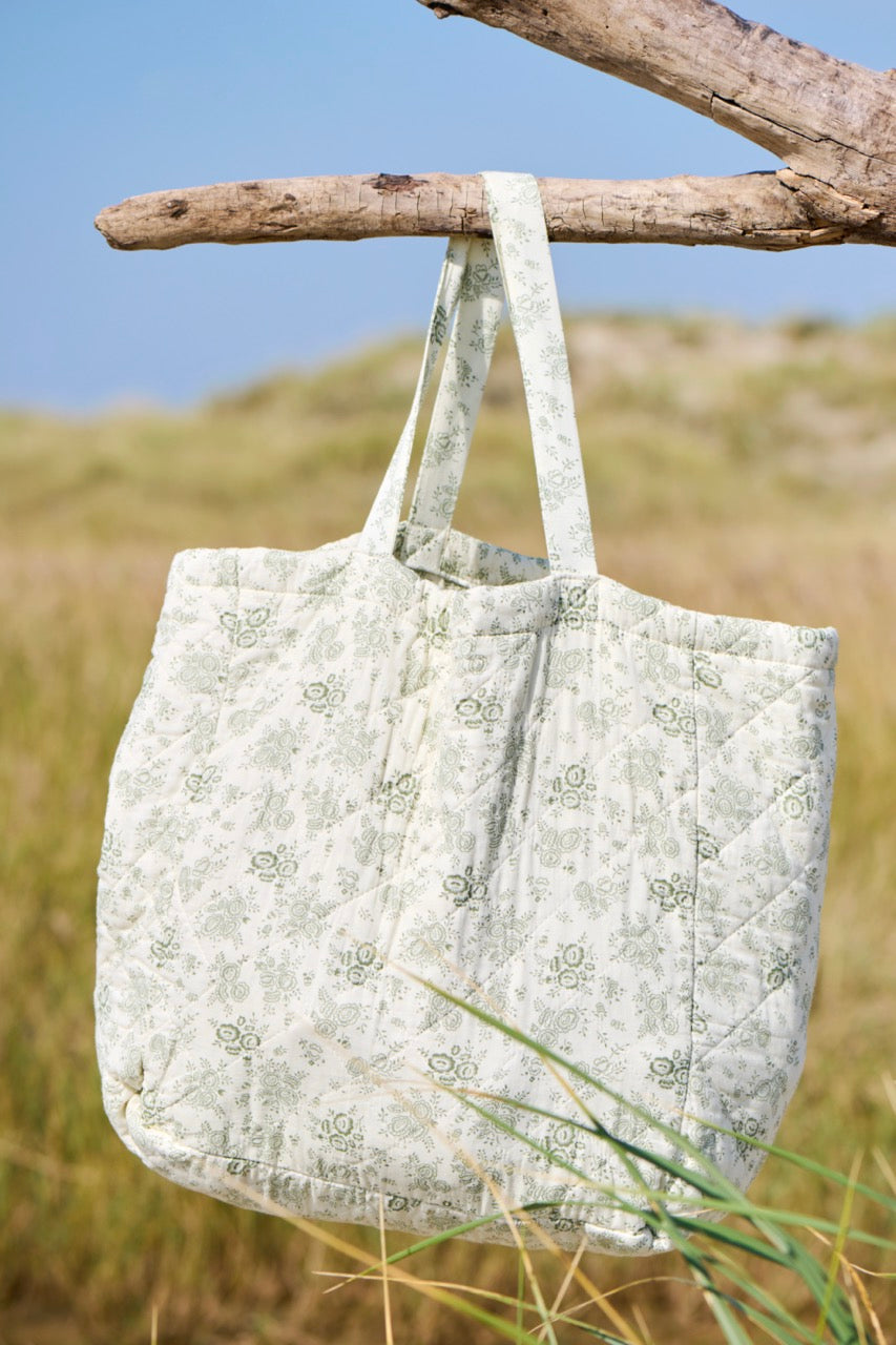 Tasche wattiert mit staubig grünen Blumen