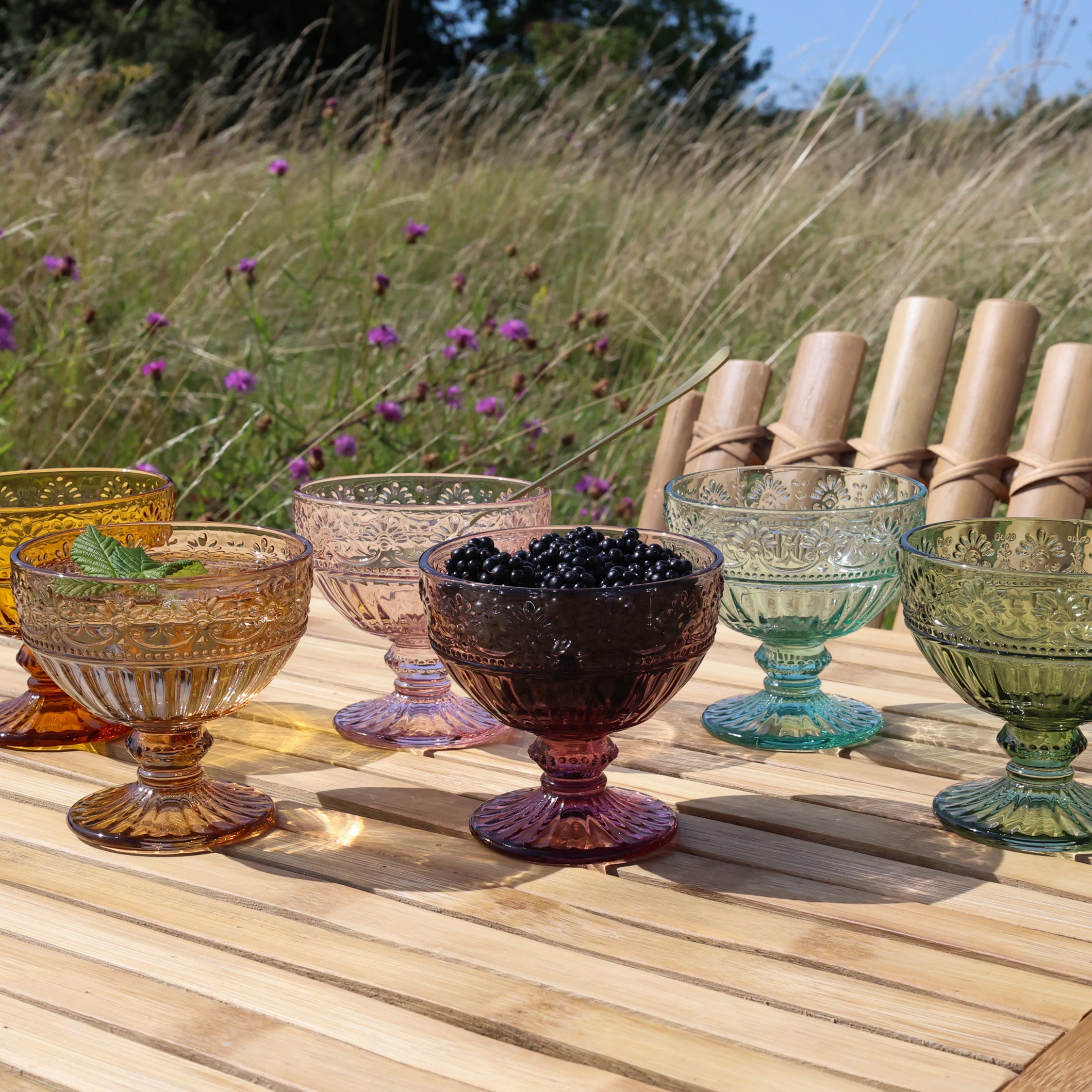 Saint-Émilion Glas  auf Fuss in verschiedenen Farben